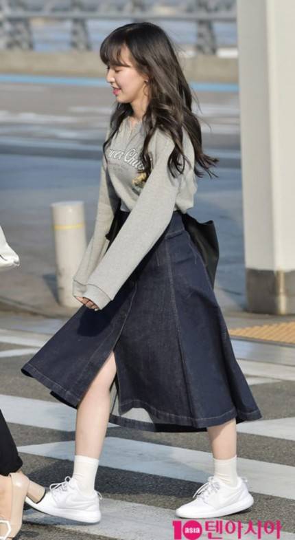 Intip 7 Inspirasi Padu Padan Midi Skirt dari Seleb Korea yang Wajib Kita Tiru