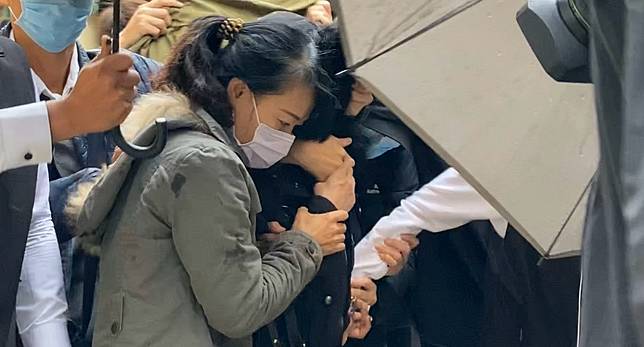 華男的親屬神情哀傷，華母更在解剖中心一度激動表示「他怎麼可能自殺」等語。記者柯毓庭／攝影