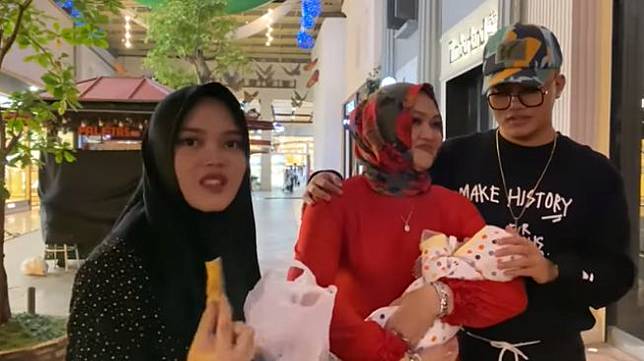 Kenangan momen kulineran Lina bersama anak-anak d saat Hari Ibu. (YouTube/Putri Delina)