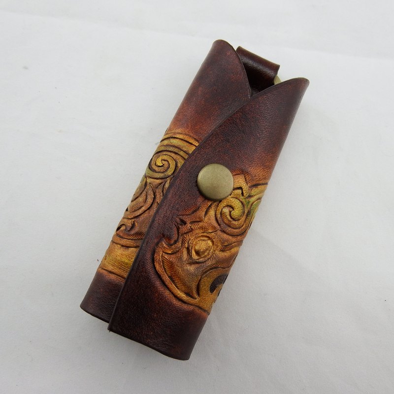 開啟幸福簡約手作植鞣皮革鑰匙包吉獸圖 鐘鼎裡的吉獸圖驅邪避凶，雕刻在皮革上串起鑰匙，永遠保平安的平安符