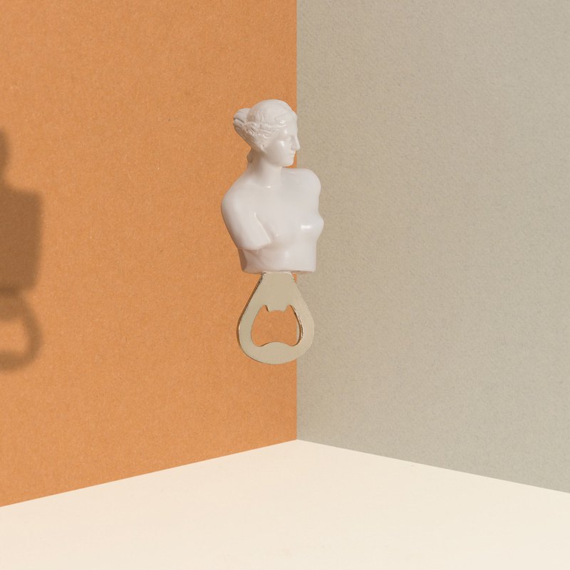 希臘神為你開瓶 希臘酒神Dionisio和希臘青春女神Hebe竟然變身你家的開瓶器，真是受寵若驚！ 有兩位希臘神陪伴著你，獨自喝酒也不孤單，和三五好友一起狂歡時，他們更是不可或缺的好夥伴，讓你想開幾瓶