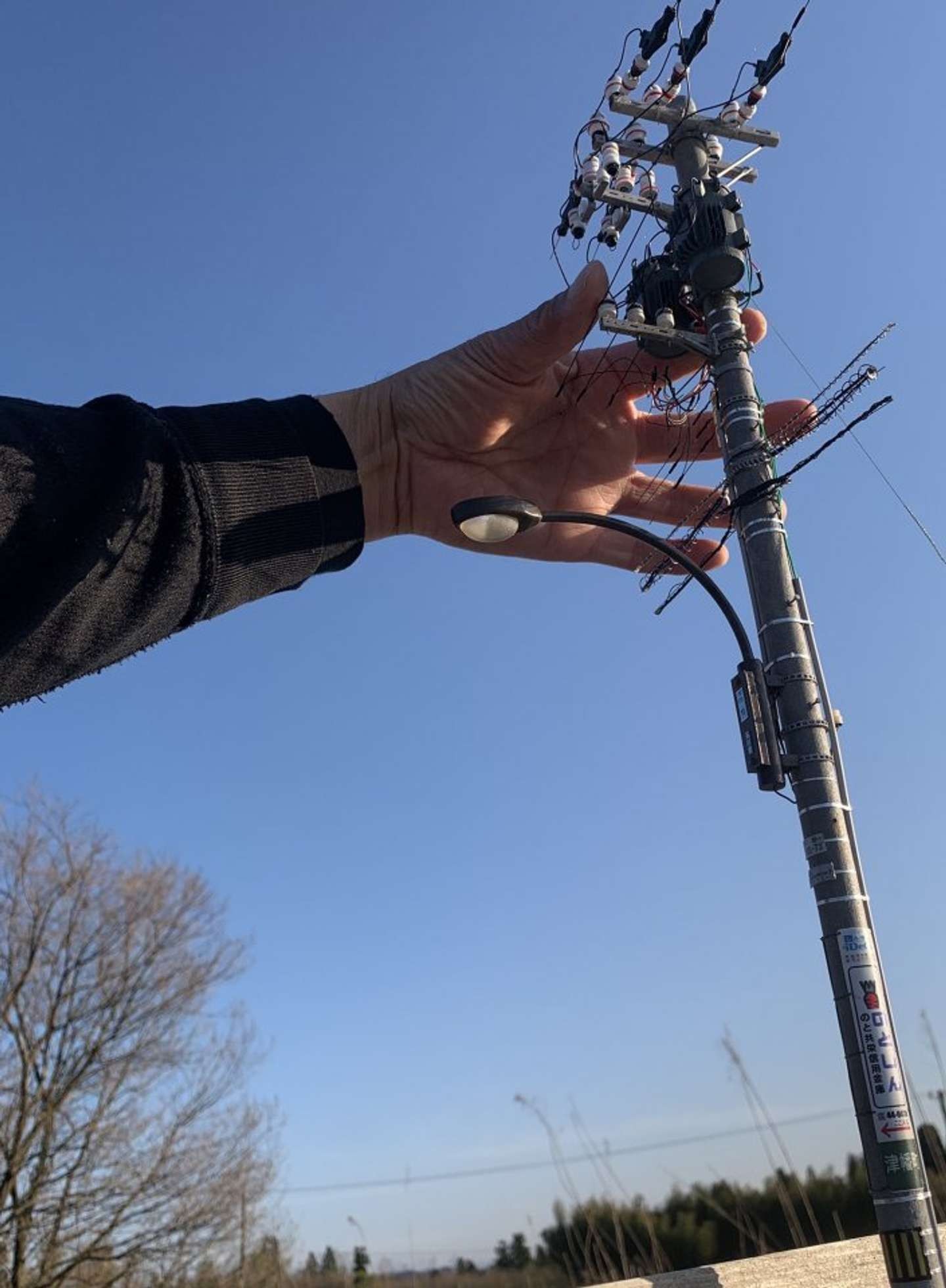 超大型巨人の襲来か リアルすぎる ミニチュア電柱 に混乱が止まらない Jタウンネット