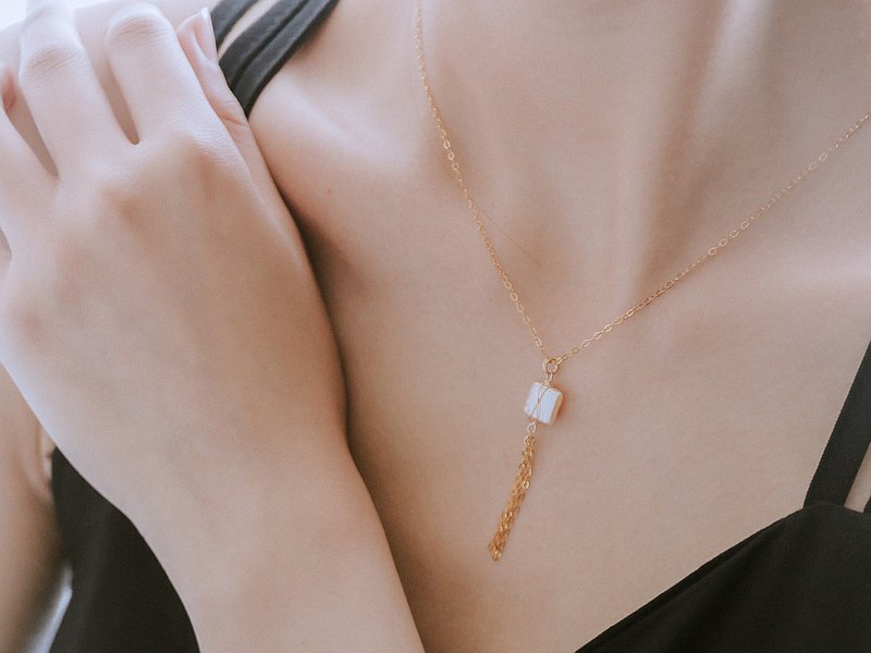 幾何形狀的巴洛克方形珍珠，稀有少見的形狀，每顆都獨一無二，且表面擁有漂亮的皮光，小流蘇設計隨著步伐擺動閃閃發光，鏈尾配有天然淡水珍珠做完美結尾。