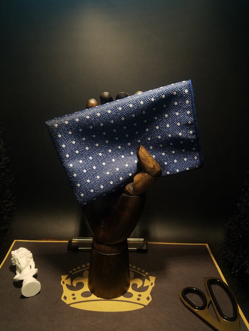 小可愛和小領帶是一家專門定制手工領結和領帶的工作室，關鍵字：雅痞，悶騷，精緻，不受機械化生長影響的手藝才是最迷人的奢侈，為男人的日常生活注入歡樂色彩，使灑脫友善的個性盡情表露.