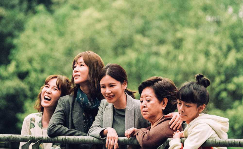 《無聲》殺青後，陳姸霏接著拍攝電影《孤味》，她特別開心能與偶像謝盈萱合作。左起孫可芳、謝盈萱、徐若瑄、陳淑芳、陳姸霏（圖／CATCHPLAY提供）