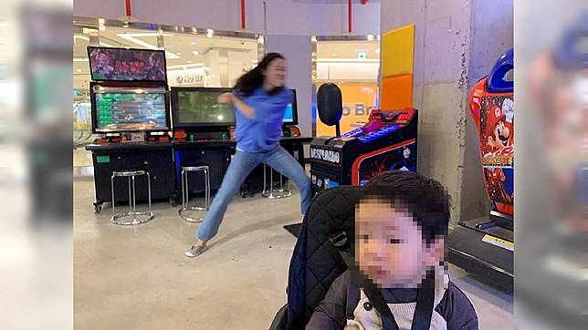 1名媽媽在遊樂場露出猙獰表情打拳紓壓，正好與兒子無辜萌樣呈現強烈對比。(圖／翻攝自臉書粉絲團DDING 제작소，以下均同)