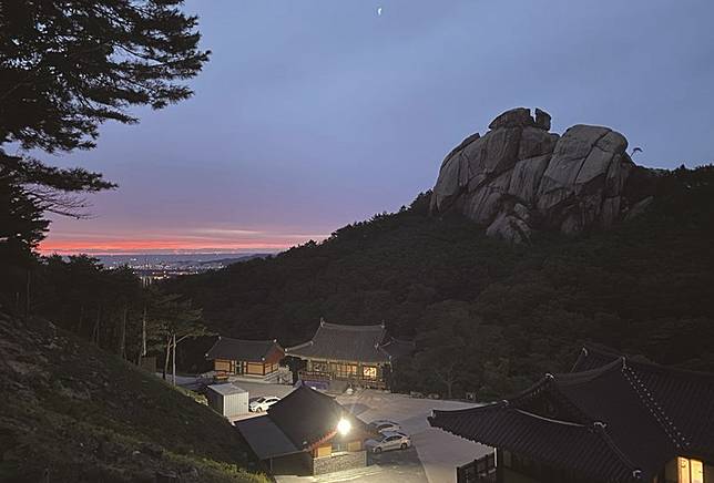 在位於江原道、地處偏僻的禾巖寺，也能看到許多參與寺廟寄宿的韓國家庭。  
