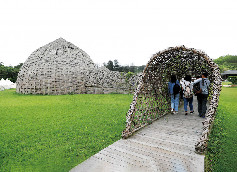 木棧道通往大草原上的2座竹穹，是連接「山那村」與「好夢里」的途徑。（圖／于魯光攝）