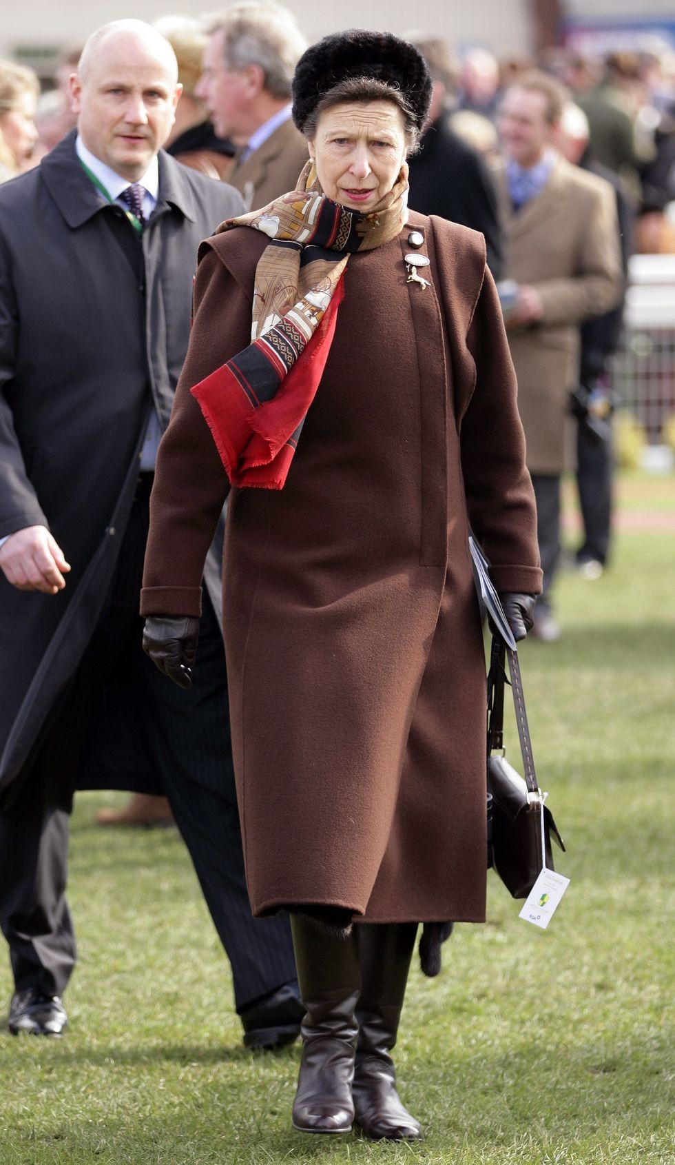 アン王女やキャサリン妃の結び方は イギリス王室のスカーフアレンジコレクション