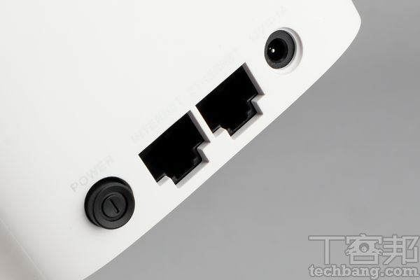 實體網路埠每台提供2組 Gigabit 網路埠，可自動偵測 WAN/LAN 類型。 