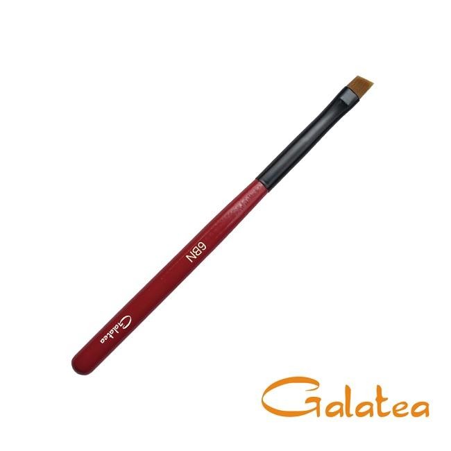 想要有超完美的臉蛋，化妝可不能只單單依賴手指頭囉！善用彩妝工具能輕鬆達到快狠準畫出完美的彩妝，所以刷具日漸取代雙手成為愛美女性的必備品 Galatea葛拉蒂靚顏短柄系列~6BN斜角眉刷/大遮瑕刷纖維毛