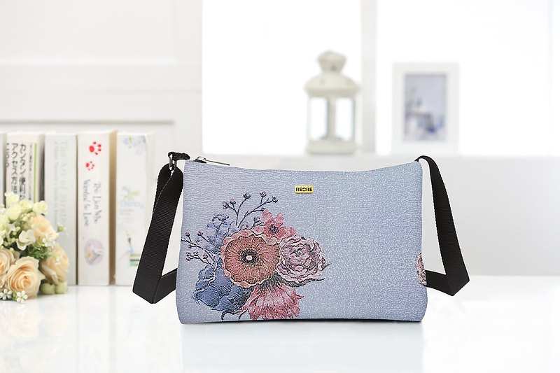 1.獨家緹花織畫布 2.環保紗線材質 3.精品質感設計