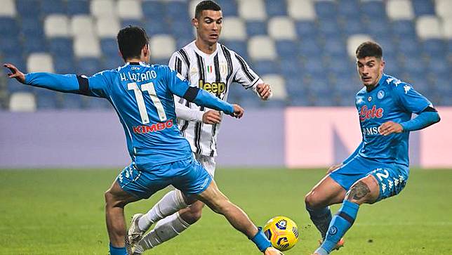 Bintang Juventus, Cristiano Ronaldo coba diadang dua pemain Napoli, Hirving Lozano (kiri) dan Giovanni Di Lorenzo pada laga Piala Super Italia 2020/2021. (MIGUEL MEDINA / AFP)