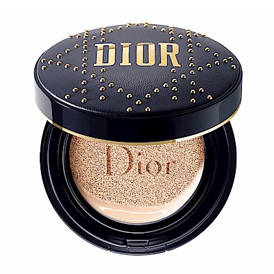 細緻服貼的粉體柔霧明亮的妝效精緻鉚釘皮革