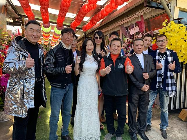 江俊翰（右起）、陳宇風、鐵齒、林義芳、盧靚、太保、徐亨出席餐廳開幕活動。記者陳慧貞／攝影
