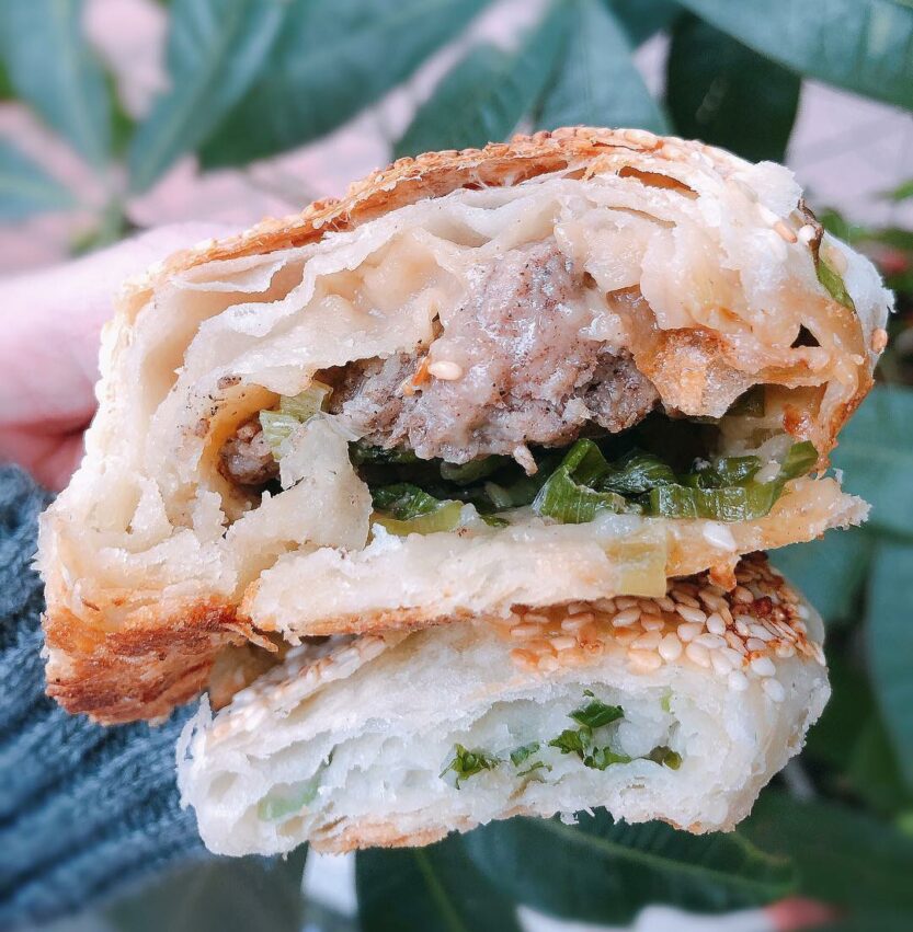 羅東美食｜羅東早餐、早午餐，個頭不大的胡椒餅上頭撒滿了白芝麻，店家使用傳統烤爐烤製，每塊餅都同時具備了碳香、焦香、芝麻香。