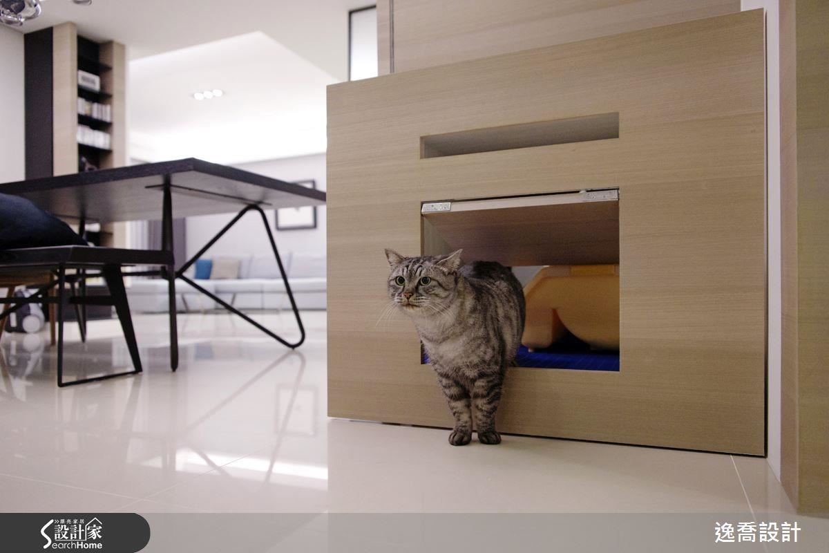 設計迷你搖擺木門，讓貓大爺可以自由進出貓砂區，同時多重阻隔貓砂氣味！