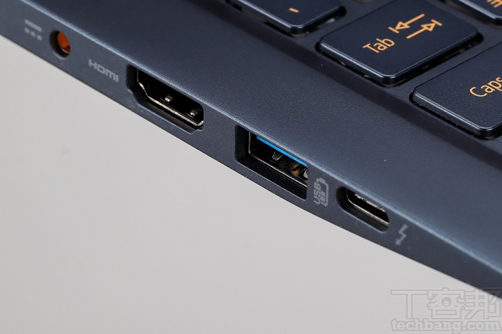 機身左側有 HDMI、 USB 3.0、Thunderbolt 3.0，可用於高速傳輸檔案、高畫質影像輸出，以及充電等功能。