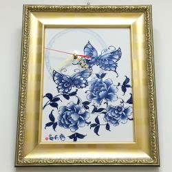 ◎青花皇后首創瓷板鐘|◎獨家研發青花釉配方|◎顏色深沉穩健雅緻凝練品牌:無類型:掛鐘外框材質:木質鏡面材質:無動力來源:電池外觀形狀:長方形面盤顏色:白色系,藍色系外框顏色:金色系指針顏色:紅色系,金
