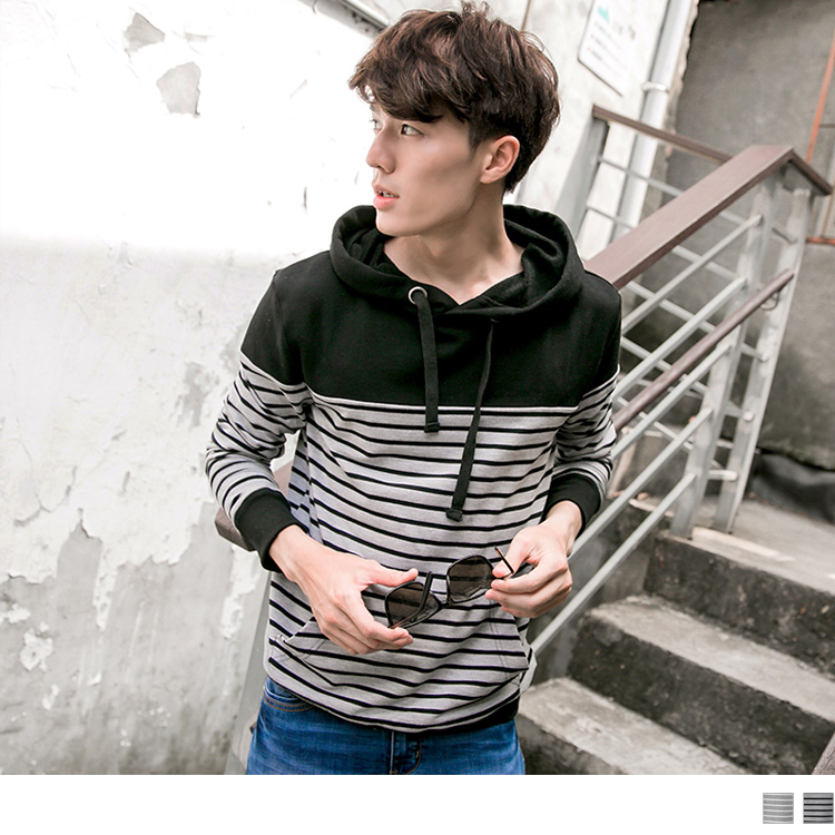 簡約細條紋，飽和撞色設計 展現休閒男孩Look~ 寬版的抽繩結合連帽設計， 舒適的面料讓你自在一整天! 此款可與KL0026搭配為情侶裝喔~~ ********************** 小提醒： 