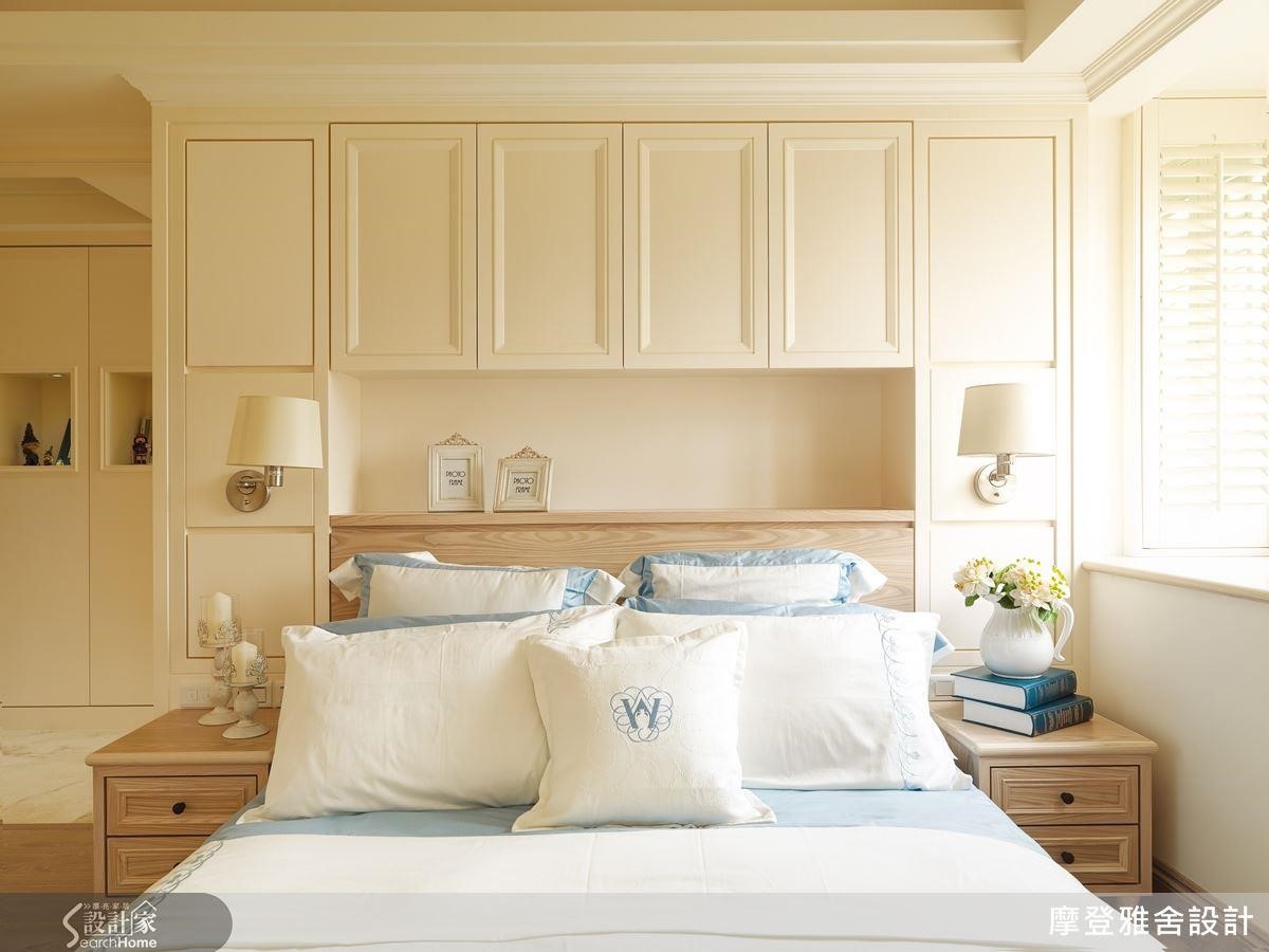 臥房樑下空間設置大面櫃牆，加上簡約線板與燈飾，就能打造滿足大型寢具的美型收納。
