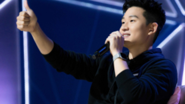 女團躺地咬唇登場 周興哲：太Sexy了！