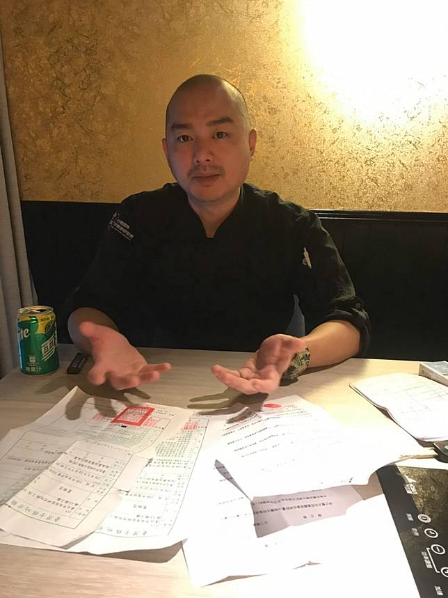 夏先生拿出一堆資料，包含當時和唐從聖簽投資合約，和法院傳票。記者葉君遠／攝影