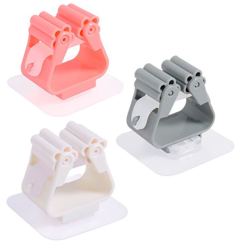 ✓背面無痕黏鉤，稱重5KG。✓撕下不留痕，牢固不易脫落。✓波紋滾輪 卡扣設計。✓增加摩擦力，防止脫落。 ✓輕輕一壓，即可卡住物品。✓背面無痕黏膠，不損牆面，可重複使用。✓多功能拖把掛架，採用無痕貼片，