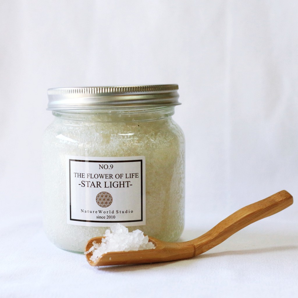 【充滿紓壓魔法的浴鹽】原生態獨家調配的迷人香氣,放鬆您疲倦的心靈,為身體除舊布新。高加索薰衣草精油,結合真正薰衣草,搭配玉蘭與茉莉創造您的幸福感。神秘學上的功能:浸泡天然海鹽具有,淨化身體,消除身上不