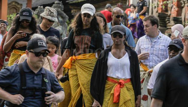  Yang Menarik Perhatian Michelle Obama di Pura Tirta Empul Bali 