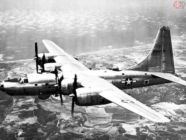 B-29と並行開発された重爆撃機B-32 なぜ1年で消えたのか？（乗りものニュース）