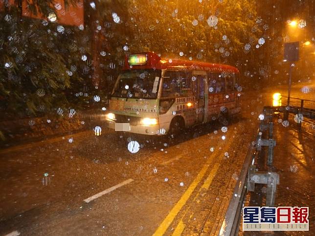 觀塘道下行車道暴雨浸滿水小巴的士死火一度被困