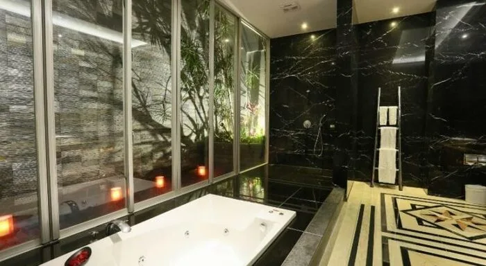 位於台北市大直的沐蘭motel，位於美麗華摩天輪旁、離士林夜市也不算遠，這間台北汽車旅館整體風格走華麗閃耀路線，適合想要偶爾奢侈一下的愛侶，在美麗華逛街看電影、搭摩天輪，吃頓飯再回到台北情趣旅館沐蘭休息超愜意。沐蘭這間台北motel有6種不同擺設風格、不同價位房型供選擇，住上一晚絕對能充分感受到台北夜生活的魅力。