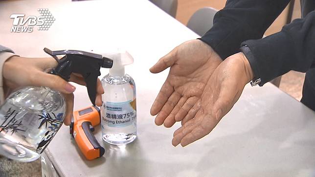 武漢肺炎爆發後，市售消毒產品及75%酒精1瓶難求。示意圖／TVBS