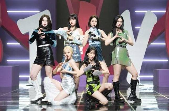 STAYC on 'YOUNG-LUV.COM' showcase stage (press release)