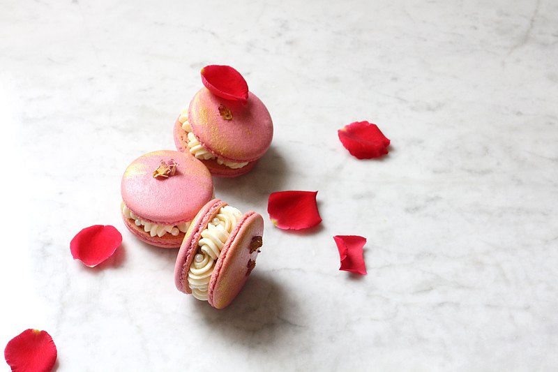 《季節花草系》春季 玫瑰荔枝覆盆子馬卡龍 內餡口味-荔枝奶油霜/玫瑰覆盆子果醬 內餡的食譜是改良過的ispahan 奶油霜，奶油量減少，鮮奶部分用果泥替代，充滿了濃濃的荔枝香味，口感也變得更輕盈。
