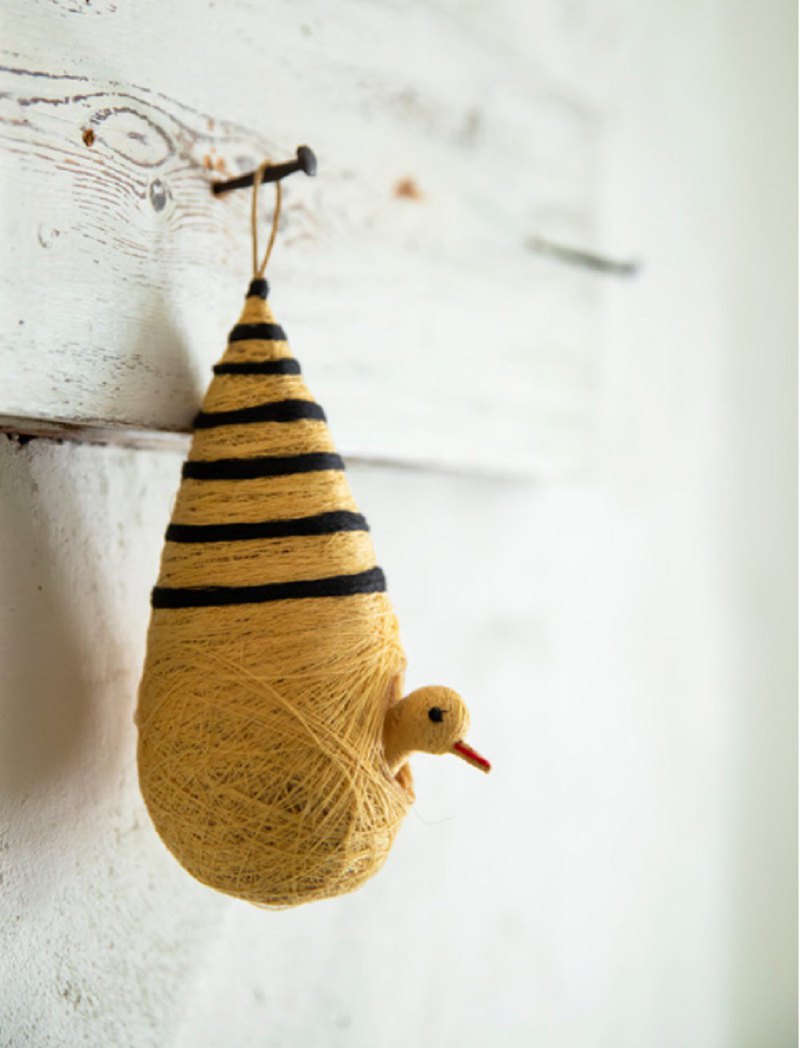 將自然椰子纖維結合創意，做出的鳥巢掛飾；可任意掛在窗戶、房間門口、電視櫃...，讓單純可愛的鳥兒陪伴你度過幸福的每一天～