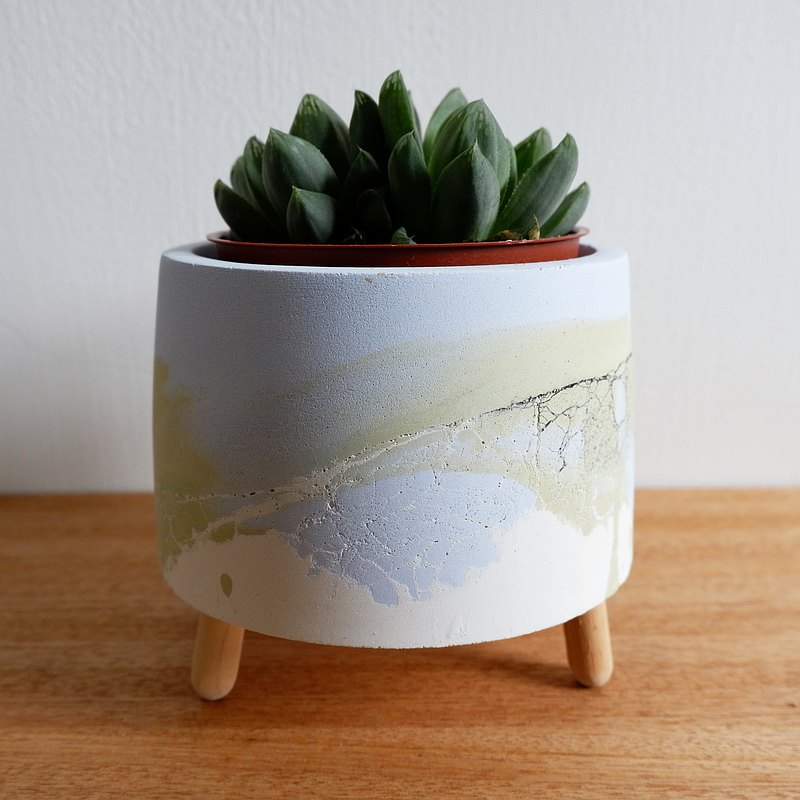 長腳的水泥盆，可讓植物與盆器好好呼吸 增加不易悶溼發霉的特性，是辦公室與居家的好夥伴 ✔表面與邊緣所產生的氣孔與斑駁感，為水泥本身獨有的特性，並非瑕疵喔 ！ ✔歡迎客製，盆腳可以直直長，也可以外八長