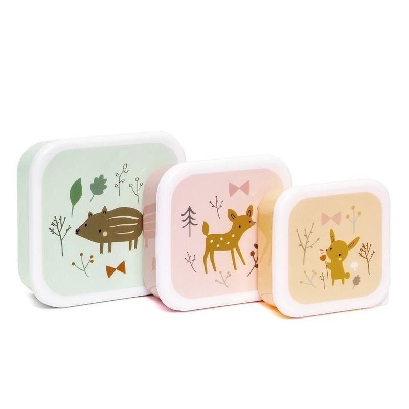 可愛燈飾、個性書包、竹纖維餐具、趣味桌遊，充滿童趣的設計讓孩子們露出燦爛的笑容。 本產品由美國東部設計師 Suzy Ultman 設計，Suzy Ultman 喜歡觀察世界，將兒時的想像力放在插畫設計