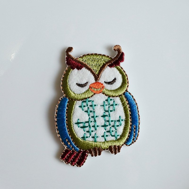 三貓小舖的電繡片，可熨燙在衣服、褲子，包包、帽子等衣物及生活配件上，製造更多有趣與活潑的面貌! 如果是熨燙在衣服或褲子等需常清洗的衣物，建議邊角處需加以縫紉補強，避免脫落。