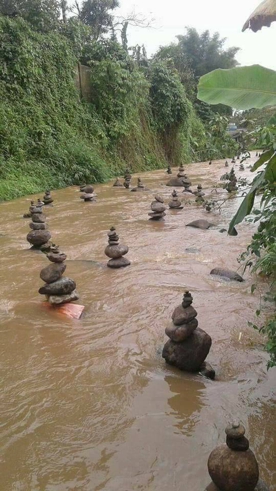 Ditemukan 90 Tumpukan Batu Di Tengah Sungai Antara Mistis Atau Karya Seni Yang Indah Pos 1717