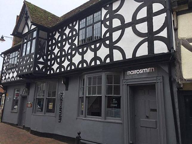 Uniknya Nama 20 Toko Ini Bikin Geleng-geleng Kepala Deh