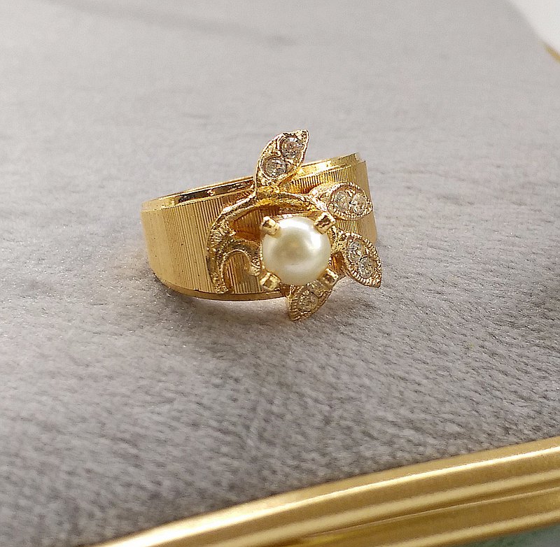 我們販售西洋古董老件飾品，非全新商品，照片均是實物拍攝，品況如圖， 請勿以全新商品的標準看待。 我們收的老飾品均是1960~1980年代在美國社會流行首飾風格，非此物件正確的製造年份。 請粉絲朋友們需