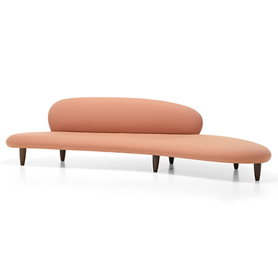 自小學的是歐美教育，看的是西洋藝術，二十世紀最負盛名的雕塑藝術家野口勇，創作卻穿梭遊藝在西方理性，與東方禪意的行雲流水之間，到底是怎麼回事呢？1927 年獲得了古根漢獎學金的野口勇，前往了巴黎拜法國雕