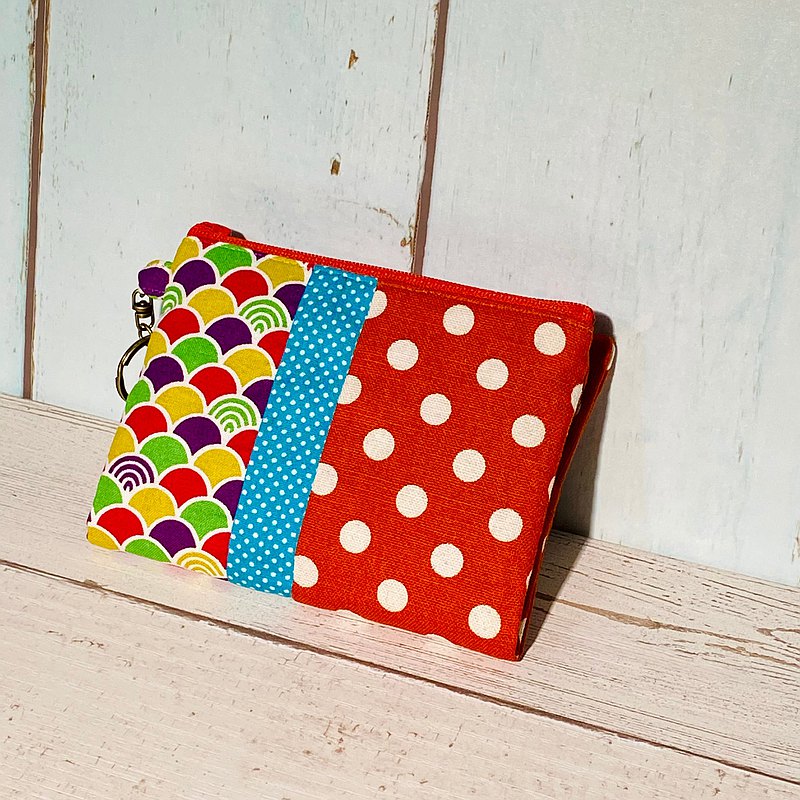 每天都要攜帶的口罩，你都放哪呢？塞口袋、套手臂、夾胸前...，覺得怎麼放都不太對，礙手礙腳的嗎？隨便放又怕不衛生，甚至常常忘記自己塞到哪邊去了。設計師 Vicky 也有一樣的困擾，所以設計了這個「口罩