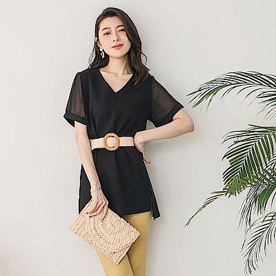 選用台灣製造的高含棉面料，透氣親膚的特性使穿著舒適不悶熱， V型的領口剪裁，襯托出鎖骨及頸部線條，同時有小臉的視覺效果， OB嚴選賣場未提供換貨服務