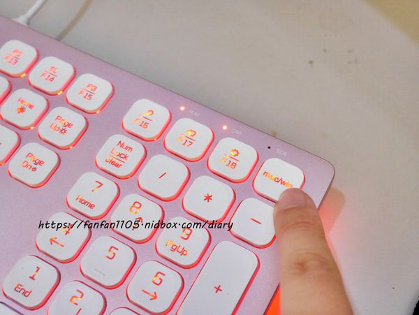 【鋁合金鍵盤推薦】B.FRiEND玫瑰粉鋁合金鍵盤 #超薄機身 #靜音無痕按鍵設計 #七彩背光 超美夢幻鍵盤 (8).JPG