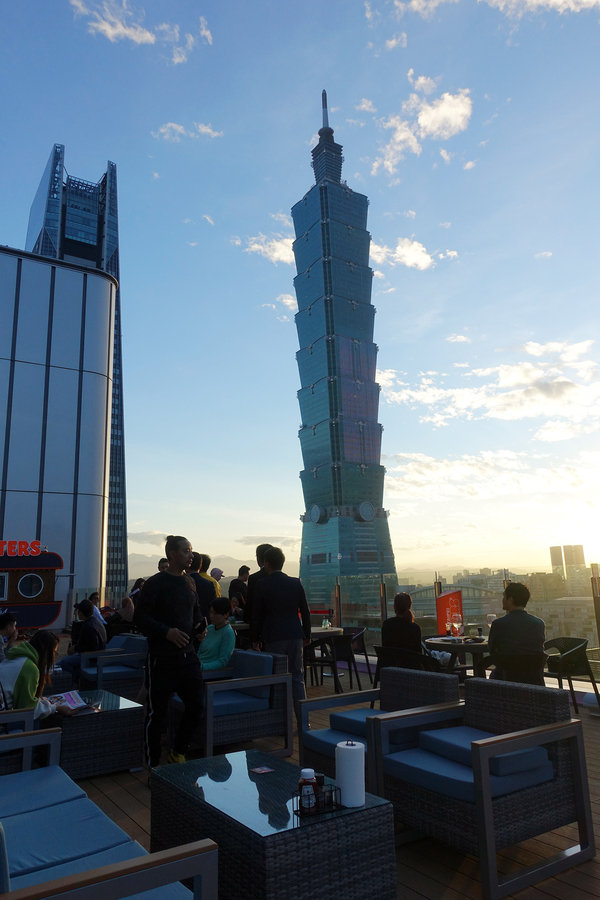 Hooters信義店-遠百信義A13餐廳推薦，HOOTERS美式餐廳大遠百14樓信義店，近看101及百萬級景觀的遠百深夜食堂，遠百信義A13聚餐餐廳