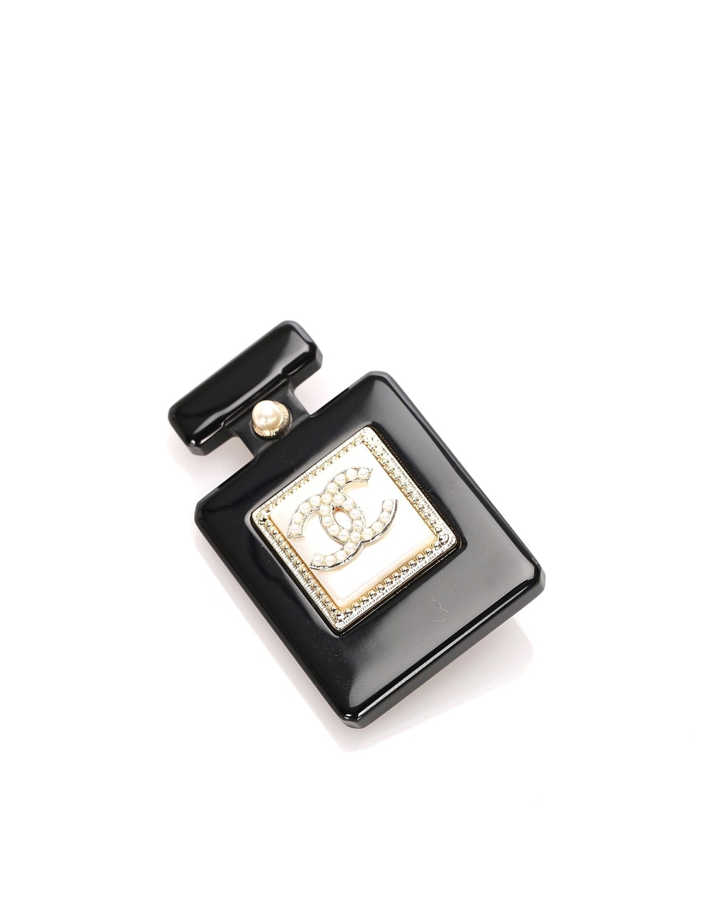 產品詳情： 黑色Chanel人造珍珠樹脂香水胸針。這款胸針採用樹脂材質製成，飾有人造珍珠裝飾和別針。 1.2英寸長x 2英寸寬x 0英寸深 健康）狀況： 二手。很好。外部背面被劃傷。 參考我們的 尺寸