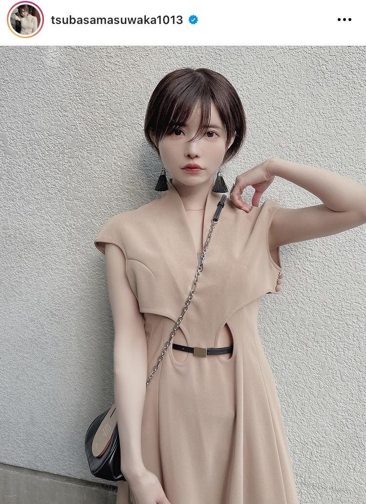 益若つばさ 見えてる 穴あき ワンピの腹チラshotに 肌が真っ白できれい 大人かわいい と反響 ザテレビジョン